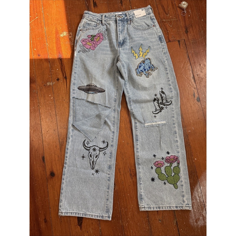 NWT Forever 21 Women's 90's Fit Light Wash Patch Jeans Size 31‎